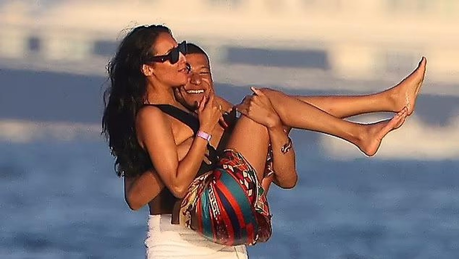Potret Diduga Mbappe dan Ines Rau