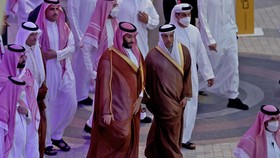FOTO: Bisht Bersulam Emas Pangeran MbS Seperti yang Dipakai Messi