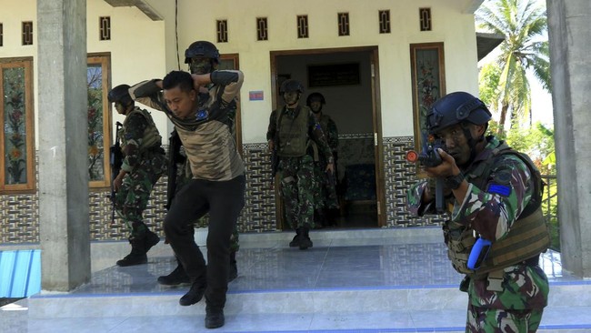 FOTO: Prajurit Marinir Indonesia-Amerika Serikat Gelar Latihan Tempur