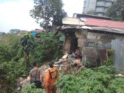 Berdiri di Atas Tebing, Rumah Warga Paledang Bogor Rusak Terbawa Longsor