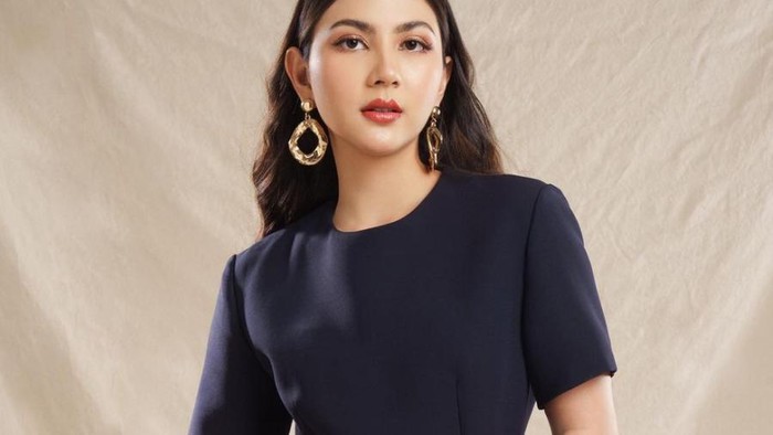 Tak Perlu Bingung, Simak Inspirasi Busana Natal ala Jessica Mila yang Tetap Anggun dan Feminin