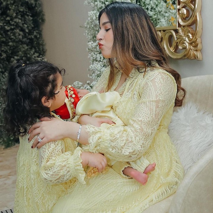 <p>Tak seperti akikah anak pertama, acara ini dibuat bernuansa kuning ceria, Bunda. Netizen pun memuji konsep dengan warna ini lho. <em>"Jadi suka warnanya,"</em> ujar @nur****. (Foto: Instagram @tasyafarasya)<br /><br /><br /></p>