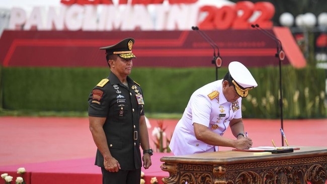 Panglima TNI Laksamana Yudo menjawab diplomatis bahwa tugas yang ada tidak akan selesai jika hanya memikirkan soal masa jabatan.
