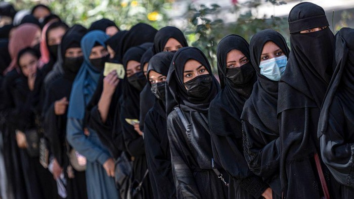 Afghan female students stand in a queue after they arrive for entrance exams at Kabul University in Kabul on October 13, 2022. (Photo by Wakil KOHSAR / AFP) (Photo by WAKIL KOHSAR/AFP via Getty Images)