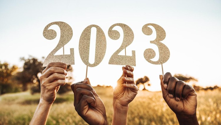 Group of friends celebrating together the end of 2022 and the new beginning in 2023.