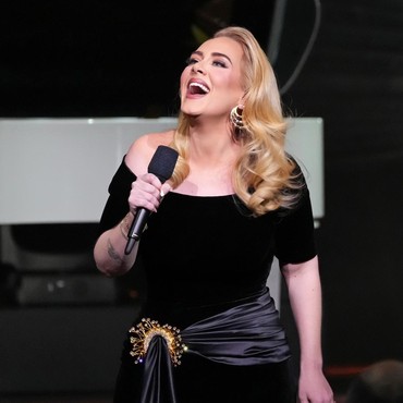 Adele Terharu Usai Bantu Fans Gender Reveal di Konsernya