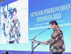 Canda Airlangga ke Jokowi: Menkeu Nyanyi, Suaranya Tak Beda dengan Rossa