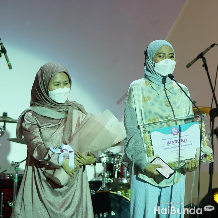 <p>Terdapat empat kategori yaitu Pilihan Bunda untuk Bunda, Pilihan Bunda untuk Anak, Pilihan Bunda untuk Keluarga, dan Tokoh Pilihan Bunda. Para pemenang dipilih melalui survei dan polling lebih dari 10.000 Bunda di seluruh Indonesia. Salah satu pemenang dalam kategori Pilihan Bunda untuk Bunda, yakni Skincare Pilihan Bunda yang dimenangkan oleh Wardah. (Foto: Tim HaiBunda)</p>