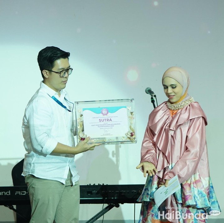 <p>Alat Kontrasepsi dan Kesuburan Pilihan Bunda pun dimenangkan oleh Sutra. Melalui Pilihan Bunda Awards 2022 diharapkan produk-produk terbaik yang memenangkan penghargaan bisa menjadi referensi Bunda menentukan pilihan. (Foto: Tim HaiBunda)</p>