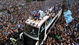 FOTO: Perayaan Juara Argentina Chaos, Pemain Dievakuasi Helikopter