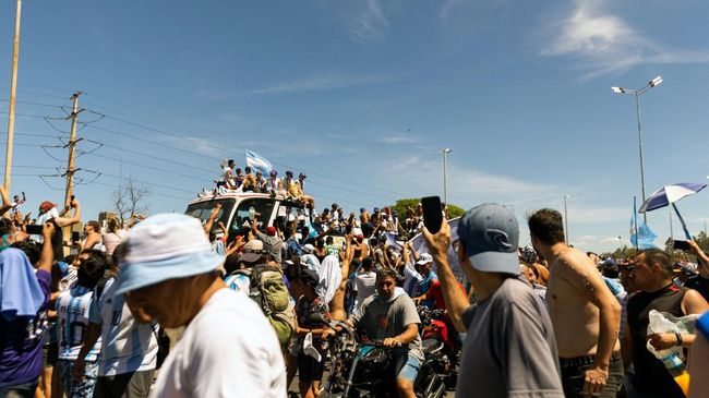 Tingkah Fans di Pawai Juara Argentina: Aksi Bugil hingga Vandalisme