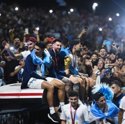Messi dkk Ngakak Dilempar Boneka Kura-kura Ninja oleh Fans Saat Parade Juara