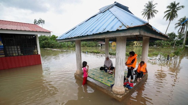 Setidaknya lima orang tewas dan 70 ribu lainnya dievakuasi karena banjir yang menerjang Malaysia sejak akhir pekan lalu.