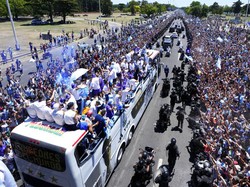 Parade Menggila, Messi Cs Naik Bus Atap Terbuka 4,5 Jam Cuma Tempuh 15 Km