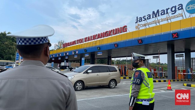 Arus mudik Lebaran 2023 yang melintasi Gerbang Tol Kalikangkung Semarang terpantau masih padat dengan dominasi antrean kendaraan berpelat Jakarta dan Jawa Barat