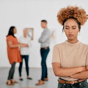 Hati-hati, 6 Kebiasaan Buruk Ini Bisa Bikin Kamu Dijauhi Orang-orang, Duh!