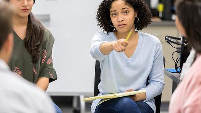 Nggak Perlu Emosi, Ini 4 Cara Orang Cerdas Menghadapi Teman yang Selalu Merasa Paling Benar