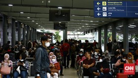 FOTO: Keramaian Penumpang di Stasiun Pasar Senen Jelang Libur Nataru