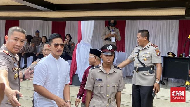 Jokowi menegaskan tidak bakal mempengaruhi arah pilihan politik putra putra bungsunya Kaesang Pangarep.