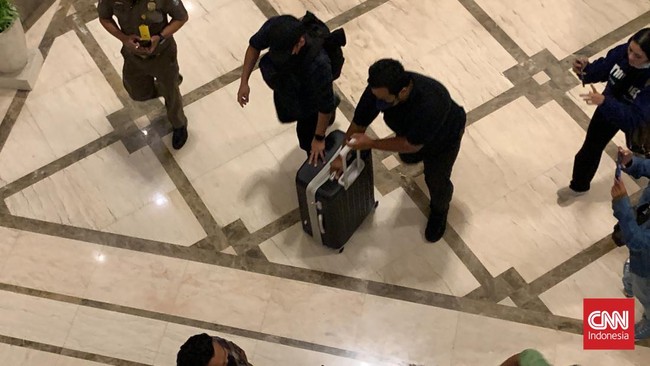 KPK menggeledah Biro Kesra, Biro Perekonomian, dan Biro Adiminstrasi Pembangunan di Gedung Setda Pemprov Jatim.