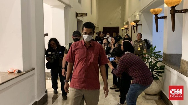 Khofifah mengatakan tak ada berkas dan dokumen yang disita KPK dari ruang kerjanya dan Wagub Emil, namun ada flashdisk yang dibawa dari ruang Sekdaprov.