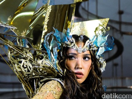 Potret Cantik Laksmi DeNeefe di Ajang Miss Universe, Bawa Replika Phinisi 8 Kg