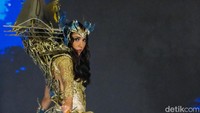 <p>Laksmi DeNeefe adalah Puteri Indonesia yang mewakili Tanah Air di ajang Miss Universe, Bunda. Penampilannya di atas panggung pun sangat memukau. (Foto: Andhika Prasetia/ Detikcom)</p>