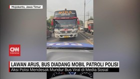 VIDEO: Lawan Arus, Bus Diadang Mobil Patroli Polisi