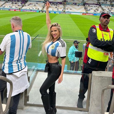 Dikenal Setia, 7 Foto Seksi Luciana Salazar Eks Selingkuhan Lionel Messi