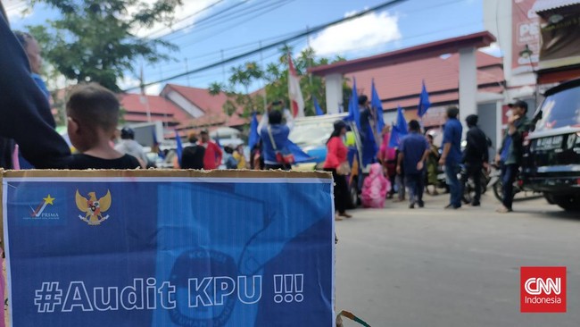 Dalam aksi geruduk kantor KPU Sulsel, massa partai PRIMA mendesak audit penyelenggara pemilu mengenai verifikasi data parpol untuk Pemilu 2024.