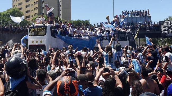 Sebanyak empat juta orang turun ke jalan saat pawai Argentina juara Piala Dunia 2022.