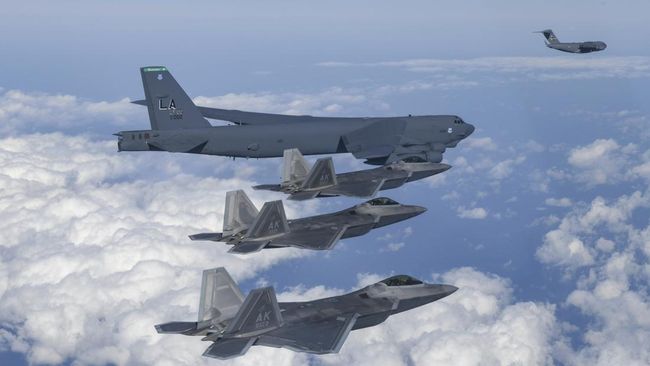 Pesawat pengebom B-52 AS, C-17 dan F-35 Angkatan Udara Korea Selatan terbang di atas Semenanjung Korea selama latihan udara bersama di Korea Selatan Pesawat pengebom B-52 AS, C-17 dan F-35 Angkatan Udara Korea Selatan terbang di atas Semenanjung Korea selama latihan udara bersama di Korea Selatan, Selasa (20/12/2022). Amerika Serikat mengerahkan sejumlah jet tempur pengebom dan siluman berkemampuan nuklir ke Semenanjung Korea. Pengerahan itu dilakukan dalam sebuah latihan unjuk kekuatan kepada Korea Utara usai adik perempuan Pemimpin Tertinggi Korut Kim Jong Un, Kim Yo Jong, mengancam akan menguji coba rudal balistik antarbenua dengan jarak sesungguhnya yang dapat mencapai daratan AS. (South Korean Defense Ministry via AP)