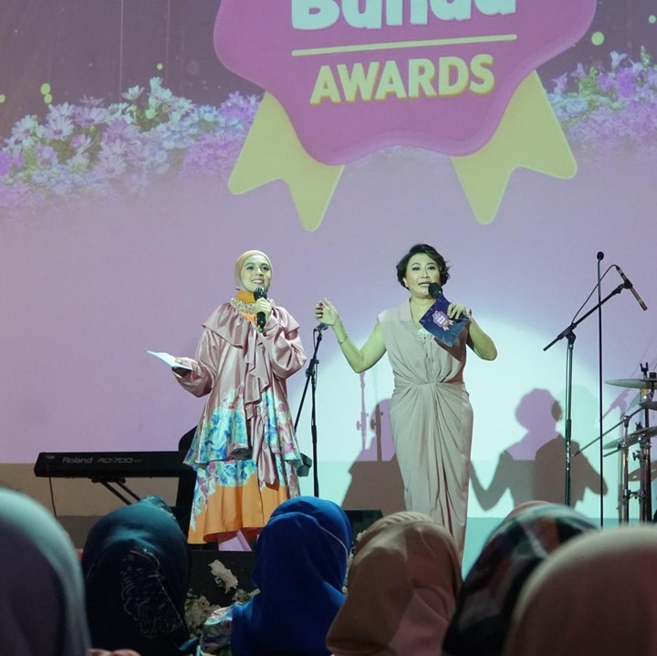 <p>Pilihan Bunda Awards 2022 telah sukses diselenggarakan di Ice Palace Lotte Shopping Avenue, Jakarta, Rabu (21/12/2022). Acara ini bertujuan untuk memberikan apresiasi kepada tokoh Bunda inspiratif serta produk-produk terbaik pilihan para Bunda. (Foto: HaiBunda)</p>