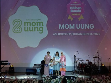 Pilihan Bunda Awards 2022, Mom Uung Raih Penghargaan ASI Booster Pilihan Bunda