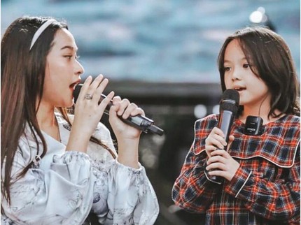 5 Potret Gaya Gempi Manggung Nyanyi Bareng Raissa Anggiani, Bikin Gading Marten Bangga