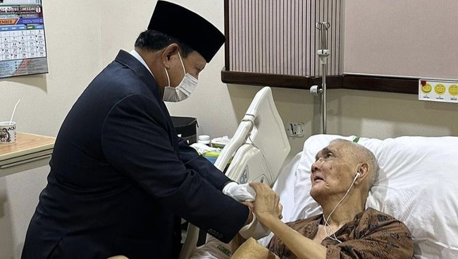 Prabowo terlihat menggenggam erat tangan Try Sutrisno yang terbaring di tempat tidur. Prabowo dan Try Sutrisno pun terlihat saling bertatap wajah.