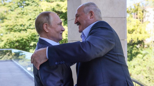 Belarus mengizinkan Rusia tempatkan senjata nuklir taktis di Minsk kala pasukan Moskow makin tertekan di Ukraina hingga serangan di dalam negeri sendiri.