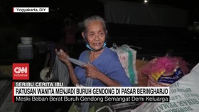 VIDEO: Ratusan Wanita Menjadi Buruh Gendong di Pasar Beringharjo