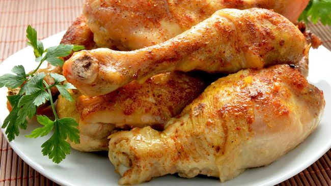 Daging ayam merupakan sumber protein yang relatif mudah didapat. Namun perlu pertimbangkan hal ini kalau ingin rutin makan ayam.