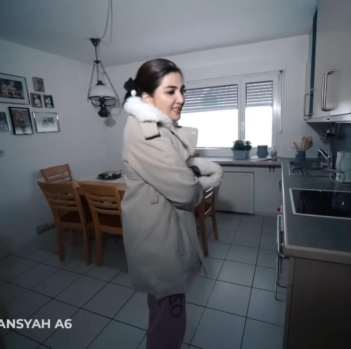<p>Dapur dan ruang makan di rumah Sarah Menzel berada dalam satu ruangan. Meskipun tak terlihat terlalu besar, namun ruangannya tetap tampak nyaman. (Foto: YouTube/THE HERMANSYAH A6)</p>