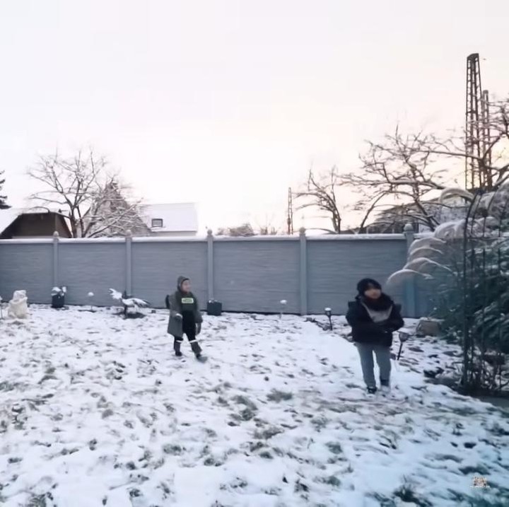 <p>Tidak hanya pekarangan depannya yang luas, halaman belakang rumah 'calon besan' Anang dan Ashanty ini pun lebih luas, Bun. Terdapat kabin kecil untuk tempat bersantai, lho. (Foto: YouTube/THE HERMANSYAH A6)</p>