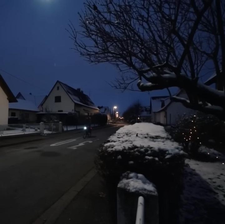 <p>Saat mengunjungi Swiss, Anang dan Ashanty menyempatkan diri untuk berkunjung dan menginap di rumah orang tua Sarah Menzel, kekasih Azriel. Rumah ini memiliki halaman yang sangat luas, loh Bun. (Foto: YouTube/THE HERMANSYAH A6)</p>