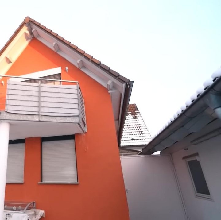 <p>Rumah orang tua Sarah Menzel terletak di kota Freiburg, Jerman. Kota ini juga dekat dengan Swiss, Bunda. Saat musim dingin, pagi hari pun masih gelap seperti malam. (Foto: YouTube/THE HERMANSYAH A6). Foto: Youtube: The Hermansyah A6</p>