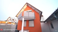 <p>Rumah orang tua Sarah Menzel terletak di kota Freiburg, Jerman. Kota ini juga dekat dengan Swiss, Bunda. Saat musim dingin, pagi hari pun masih gelap seperti malam. (Foto: YouTube/THE HERMANSYAH A6). Foto: Youtube: The Hermansyah A6</p>