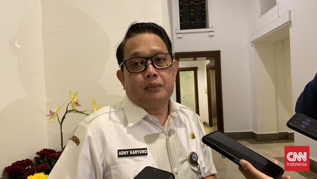 KPK menggeledah ruangan Khofifah Indar Parawansa dan Emil Dardak. Namun menurut Sekda Jatim, tim KPK hanya sekadar melihat-lihat.