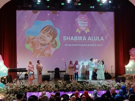 7 Potret Pemenang Pilihan Bunda Awards 2022, Shabira Alula Raih Penghargaan