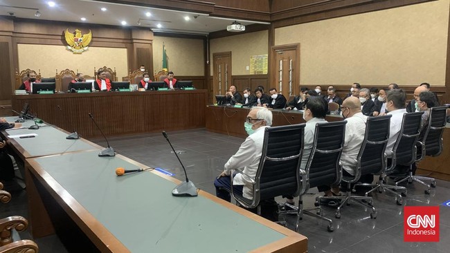 Lima terdakwa kasus dugaan korupsi terkait pemberian fasilitas ekspor minyak sawit mentah (CPO) akan menjalani sidang pembacaan putusan pada hari ini.