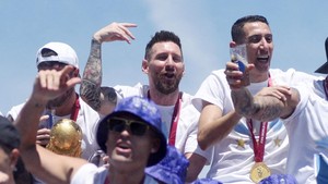 Senyam-senyum di Dekat 'Bayi Mbappe', Messi Dihujat Fans PSG