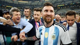 img-title Viral Video Messi Keluar Restoran Dikepung Fan