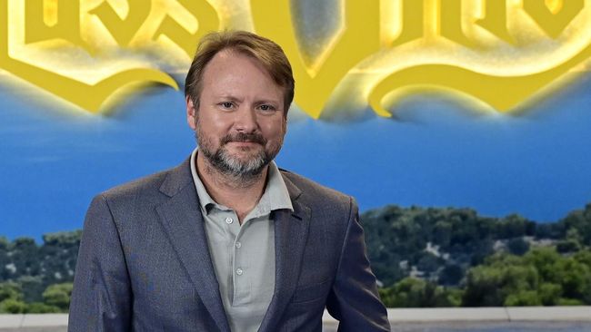 Rian Johnson buka suara mengenai nasib Knives Out 3 yang disebut terdampak aksi mogok massal penulis Hollywood beberapa waktu lalu.